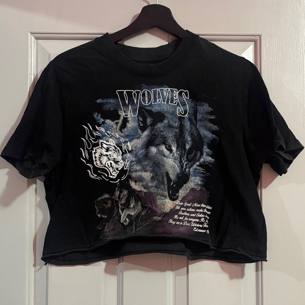 Darc Sports Wolves Graphic Cropped Tee - Black/Grey